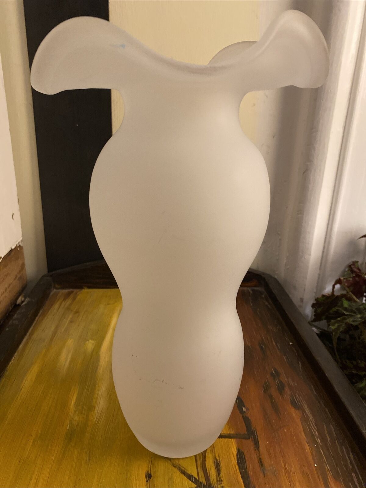 13x7” HIGE Frosted FLOWER Vase w Xl Scalloped Rim Geometrical Shape MINT