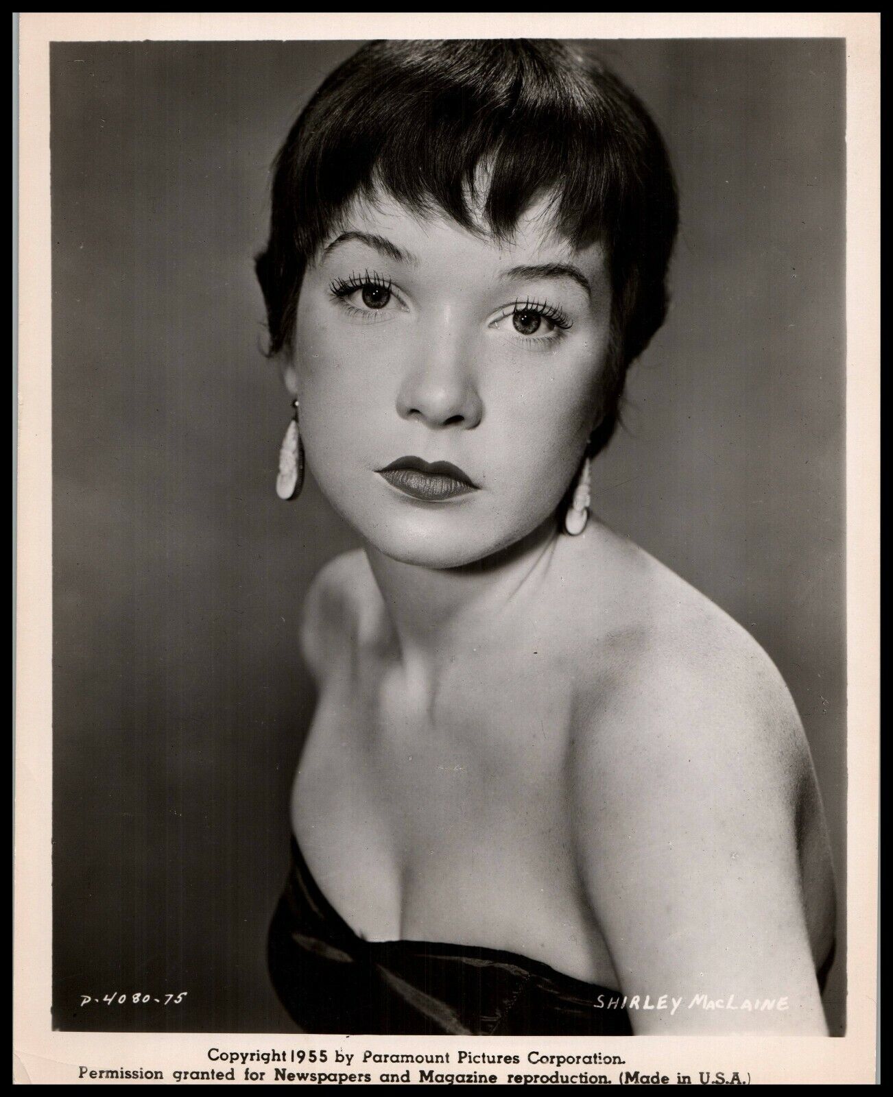 Hollywood Beauty SHIRLEY MacLAINE ALLURING POSE 1955 BARE SHOULDER Photo 562
