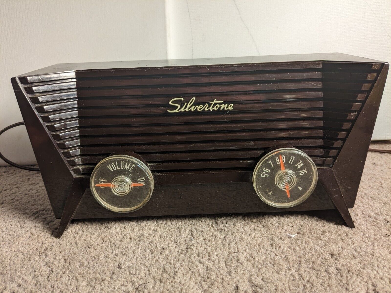 Silvertone Tube Radio Model 9002 AM  1950s Sears Roebuck &Co. Brown plastic