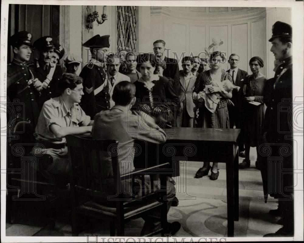 1944 Press Photo Italians Seeking Allied Military Government Interviews