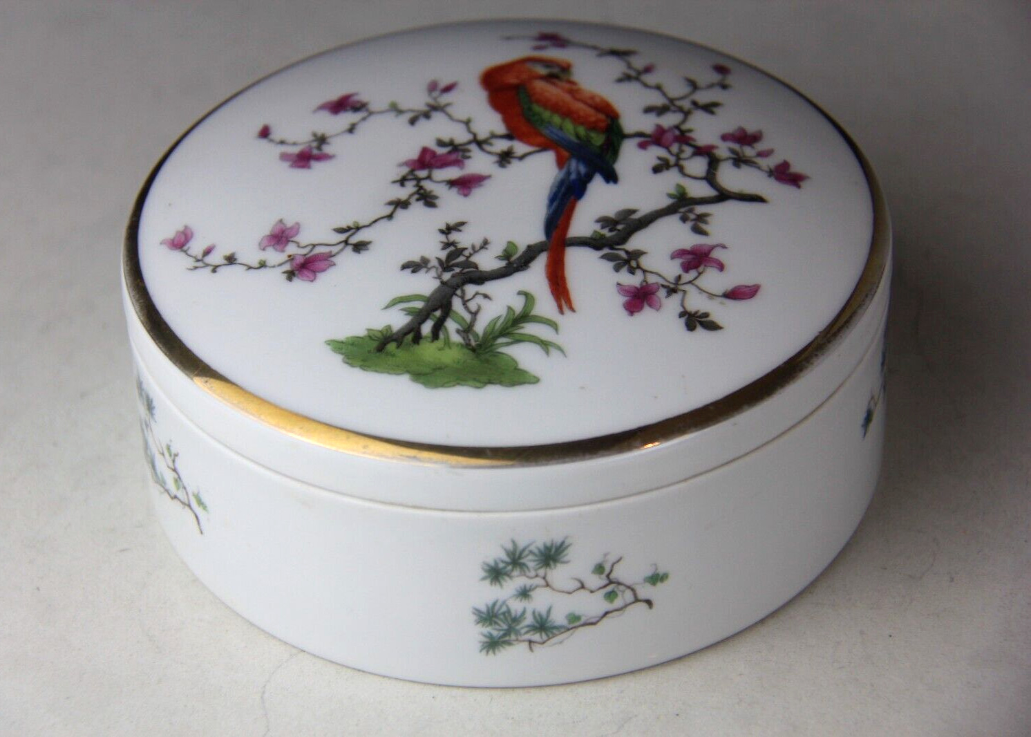 Vintage Rosenthal Bavaria Porcelain Round Lidded Powder/Trinket Box w/ Gold Trim