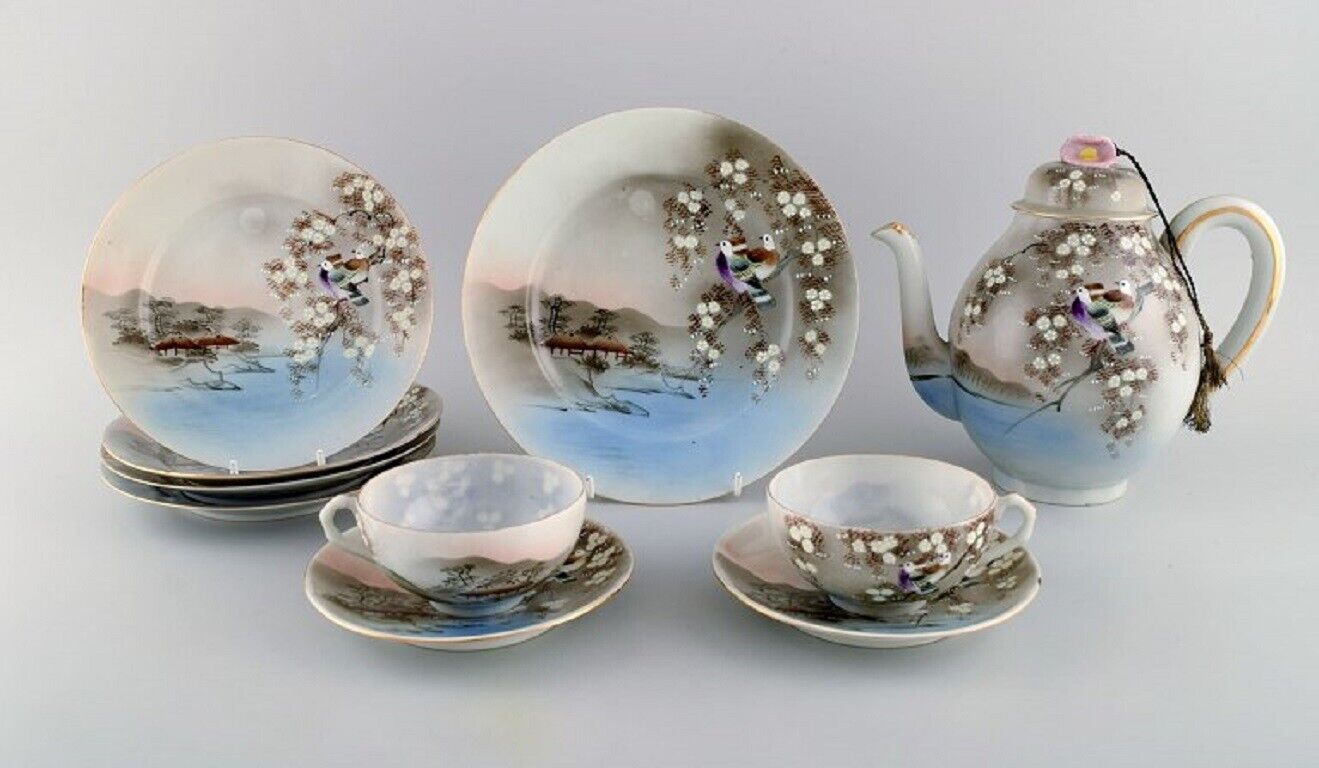 Japanese tea service in hand painted porcelain. Mid-20th century.