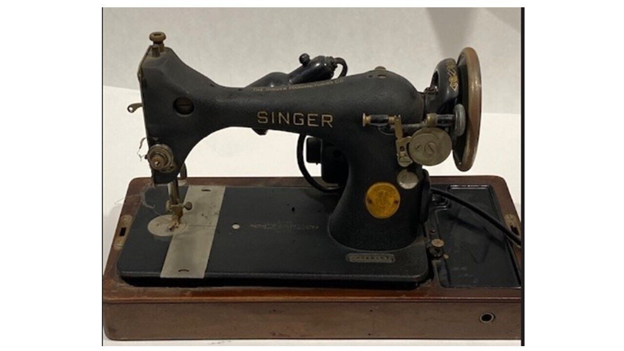 Vintage Singer Sewing Machine Model 128     REPAIR OR PARTS    1940 AF 568457