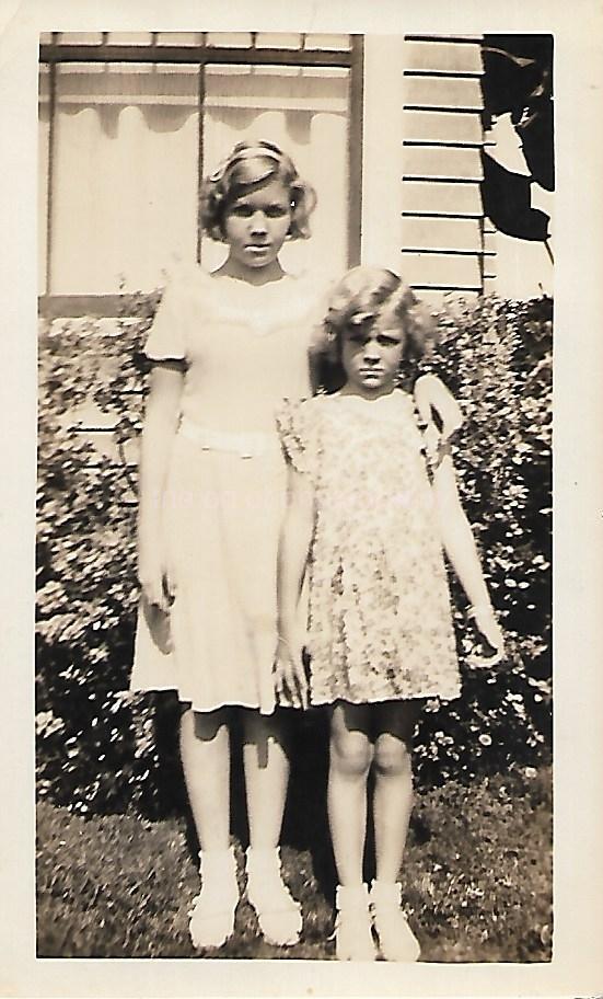 1930\'s GIRLS Vintage ANTIQUE FOUND PHOTO Original BLACK+WHITE Portrait 211 44 A