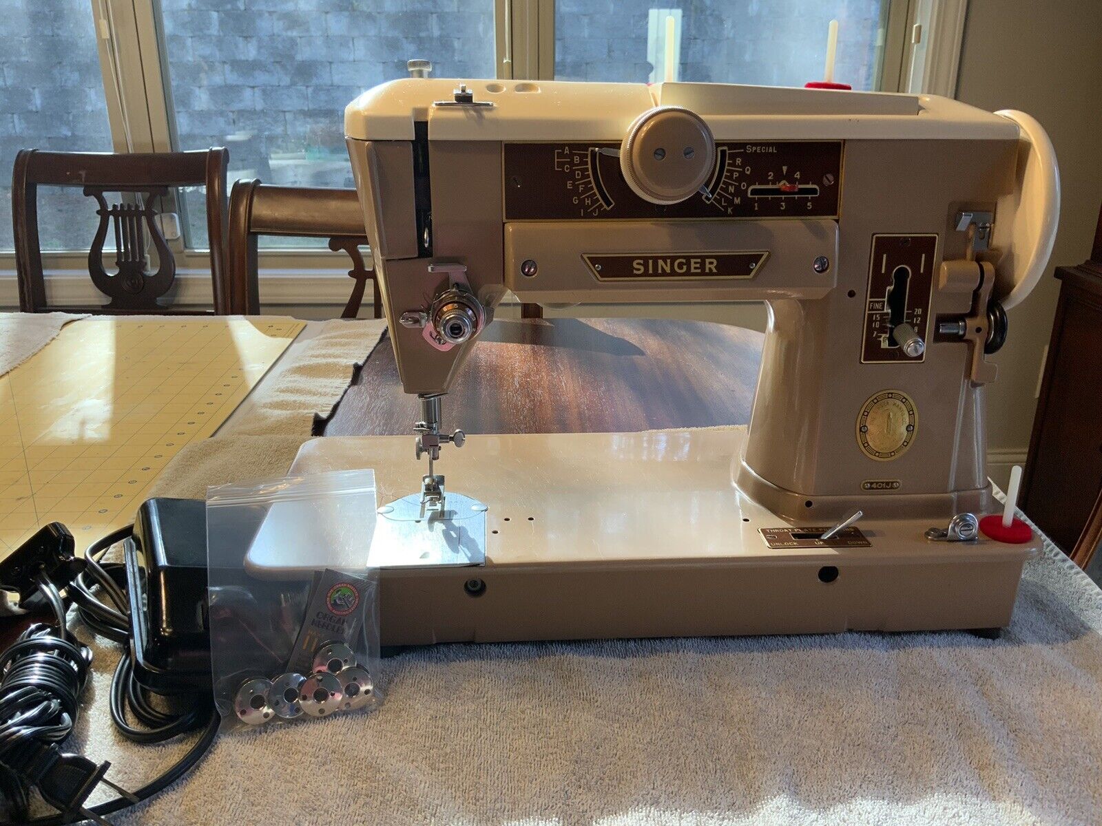 Singer 401J sewing machine cleaned and serviced V/G cond SN NA822319 RARE 401a