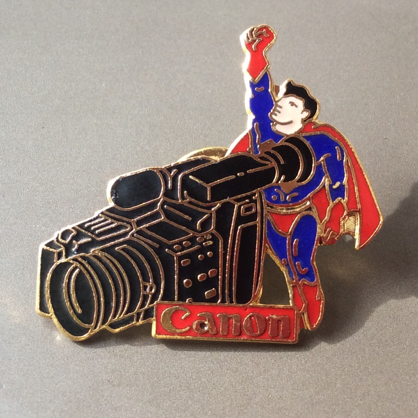 Pin's Folies *** Canon Camera enamel Superman heroes