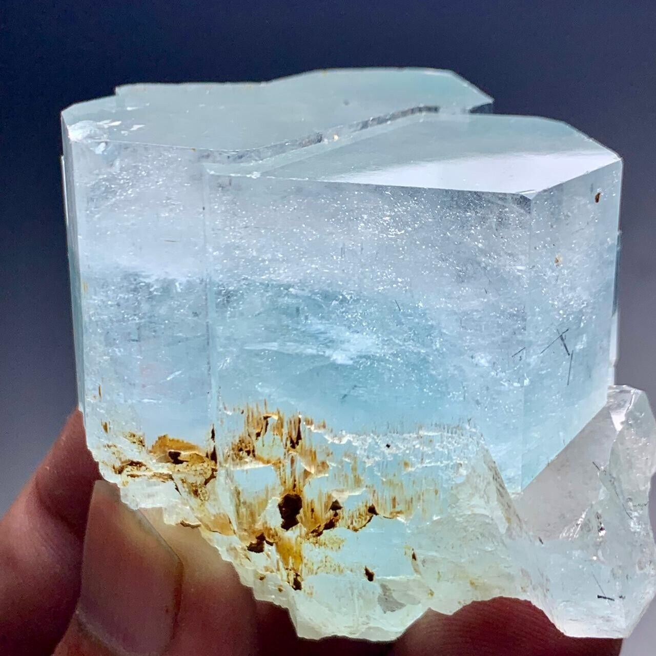 525 Carat beautiful terminated aquamarine crystal from Pakistan. 1