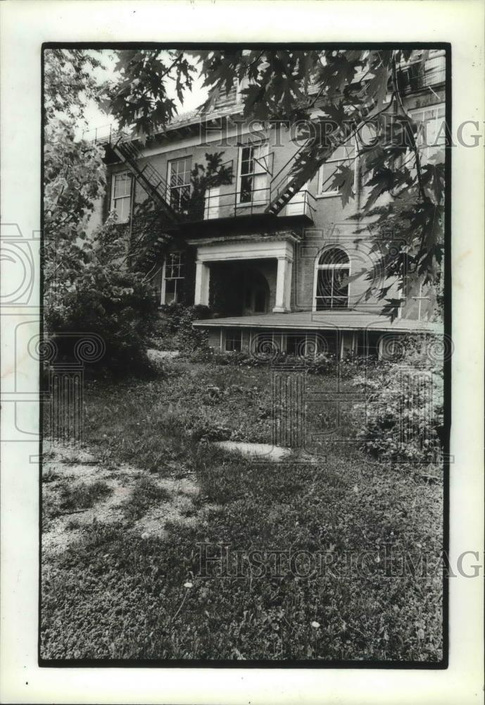 1982 Press Photo Untrimmed lawn at building on the Milton College campus