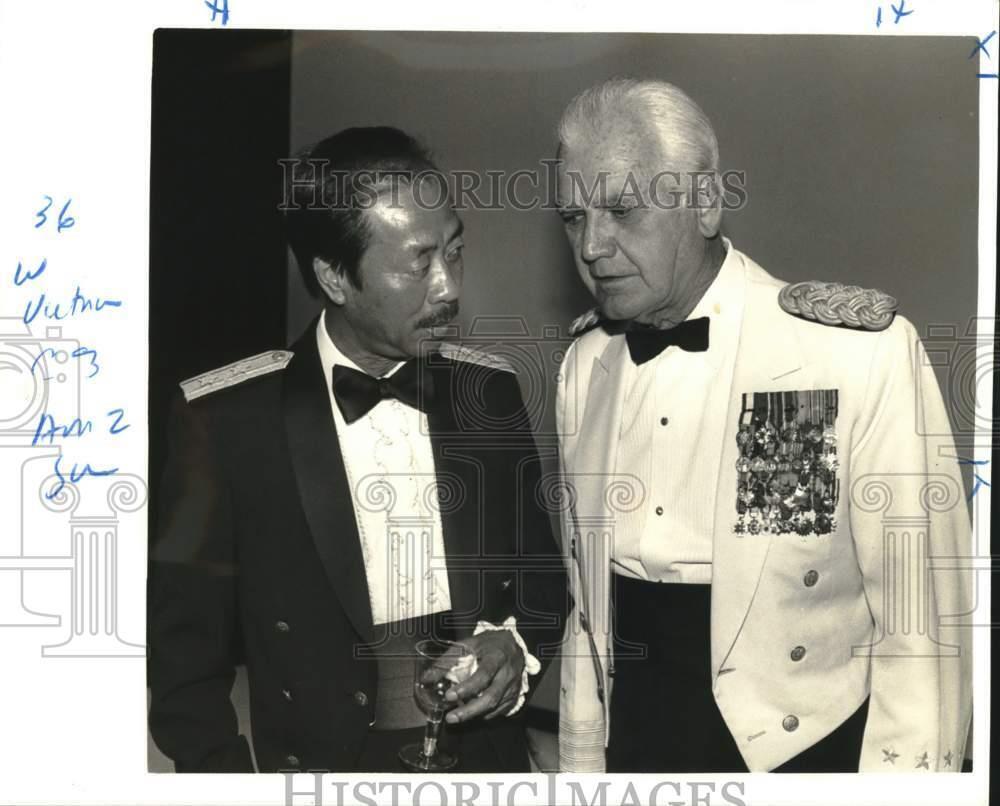 1987 Press Photo General Nguyen Cao Ky and General William Westmoreland at Event