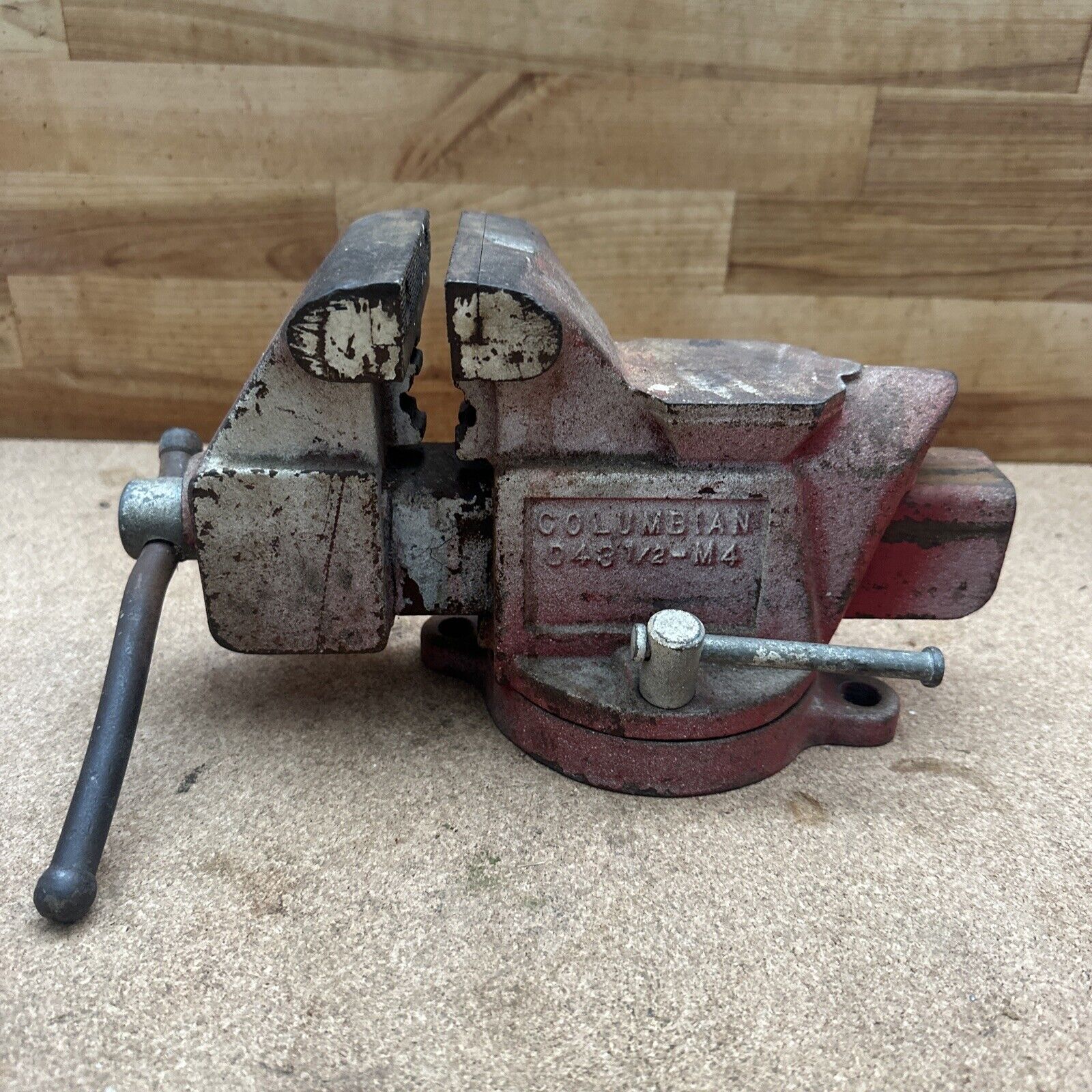 Columbian D43-1/2- M4 3 1/2 in. Jaw Swivel Bench Vise - Made In USA