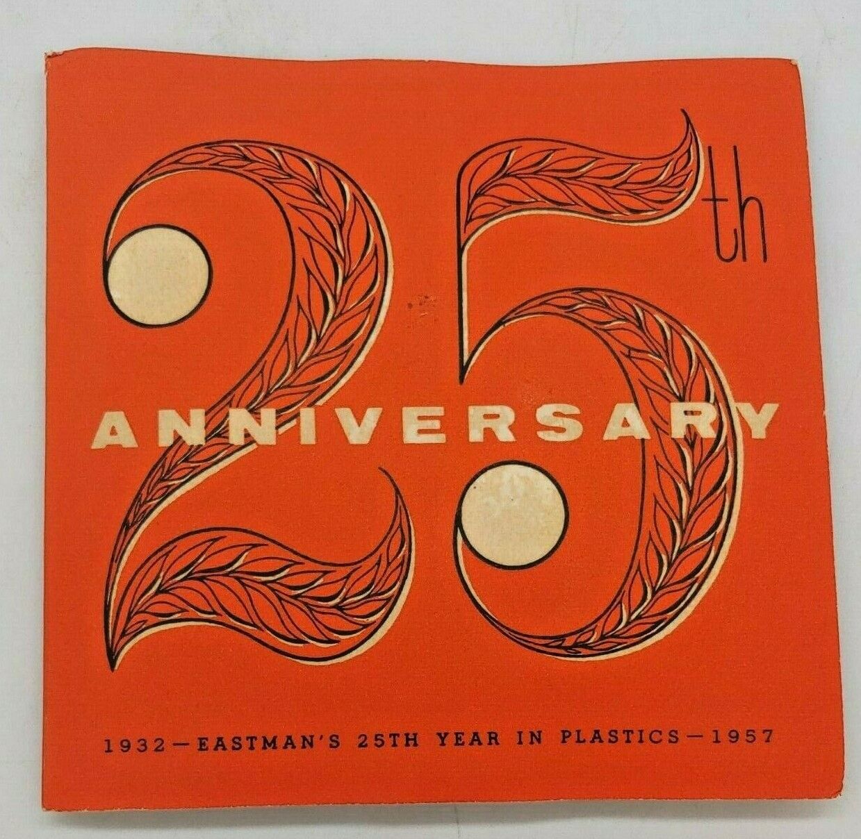 1957 EASTMAN KODAK CHEMICAL PLASTICS COMMEMORATIVE COIN 25TH ANNIVERSARY CAMERA 