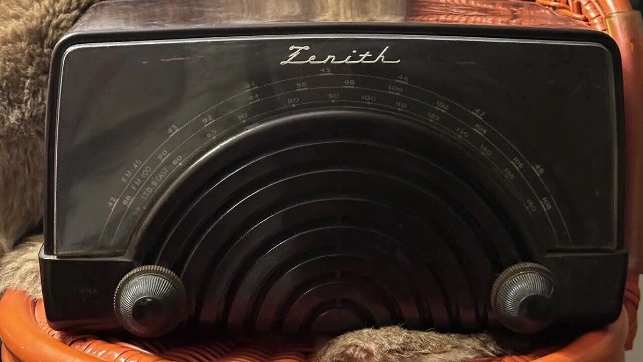 Rare mid century Vintage Zenith Table Radio, Model 8H023, Circa 1946 - 1947 work