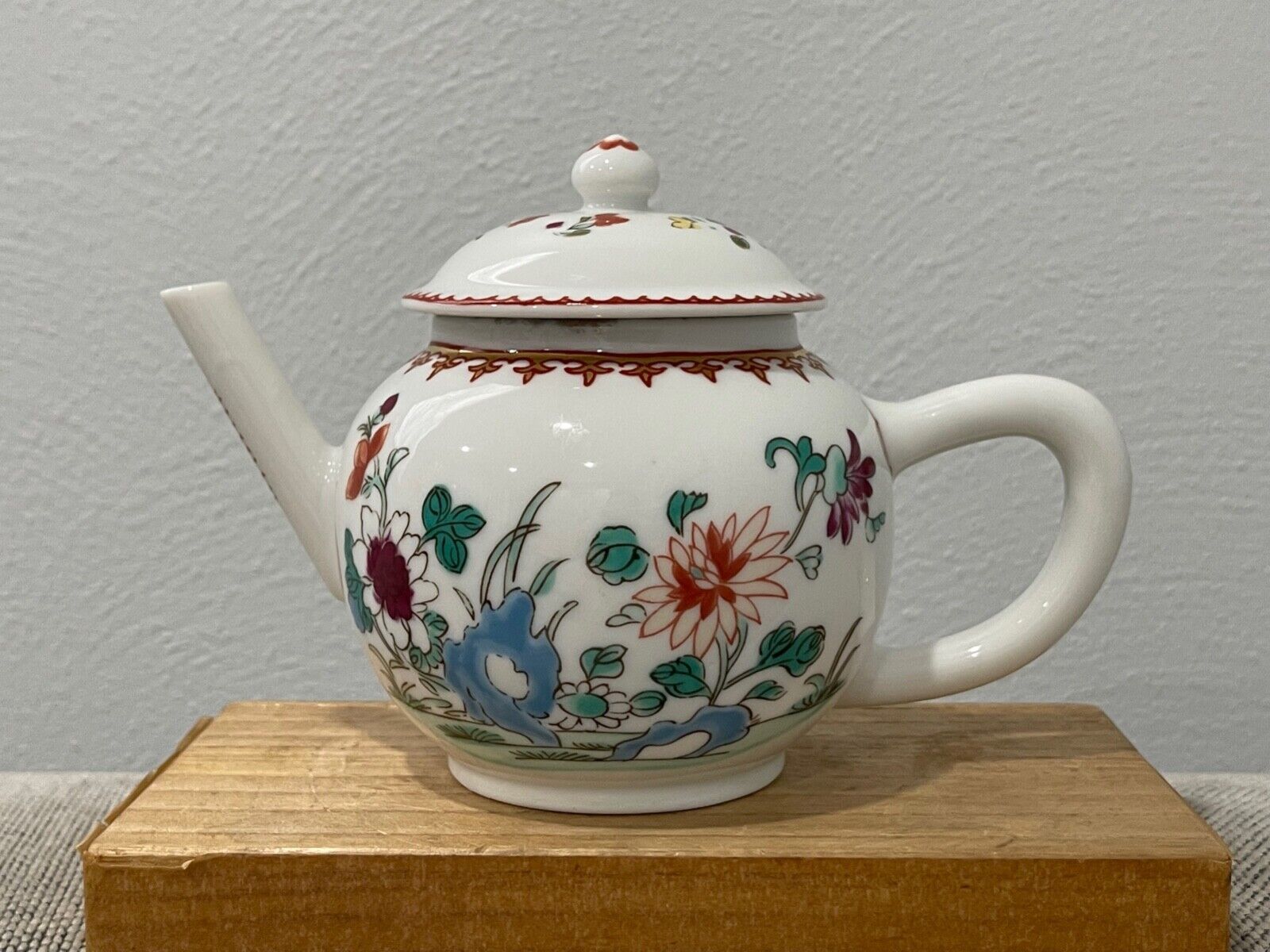 1985 Franklin Mint Victoria and Albert Museum Porcelain Chinese Miniature Teapot