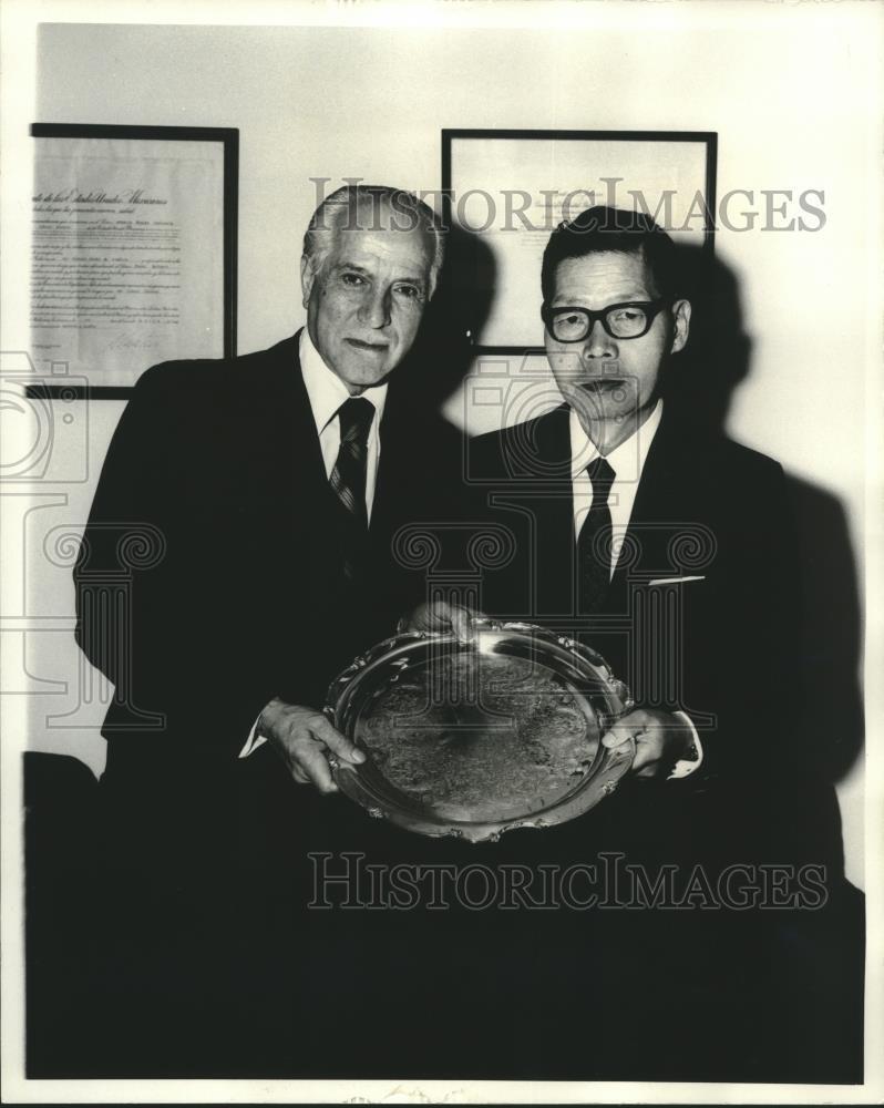 1971 Press Photo Consul Generals of Mexico and Japan honored with Silver Plate