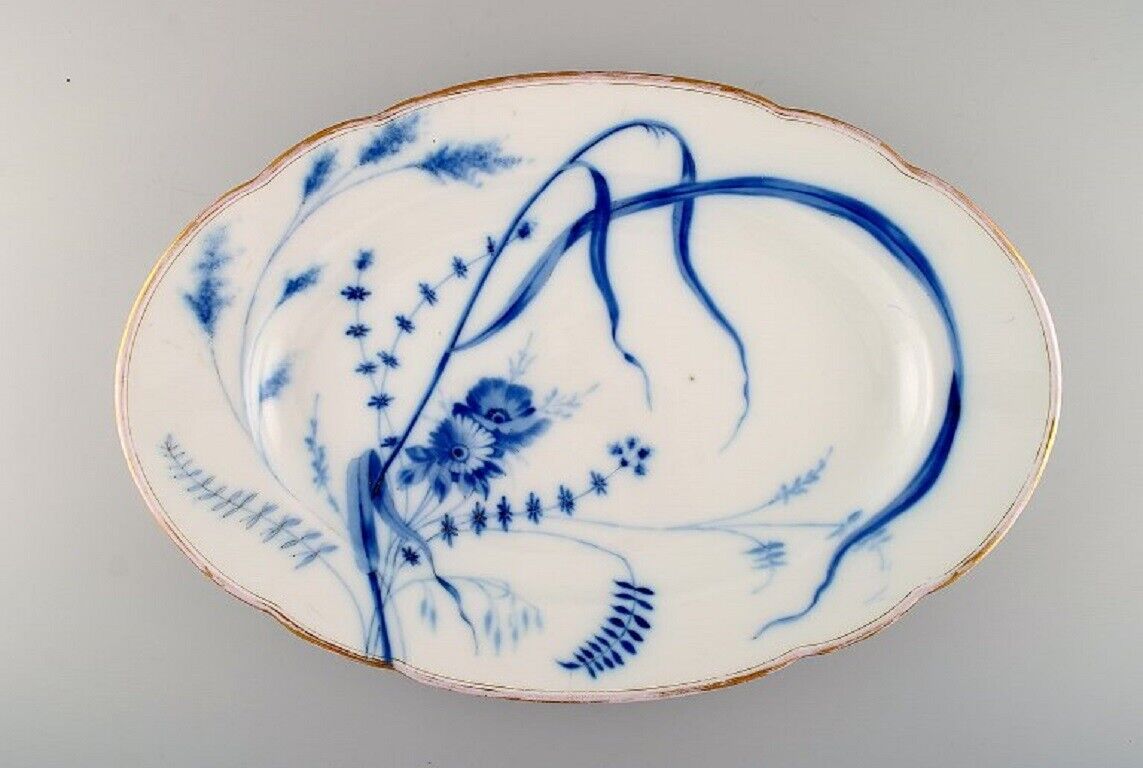 Fischer & Mieg, Pirkenhammer. Large antique dish in hand-painted porcelain.