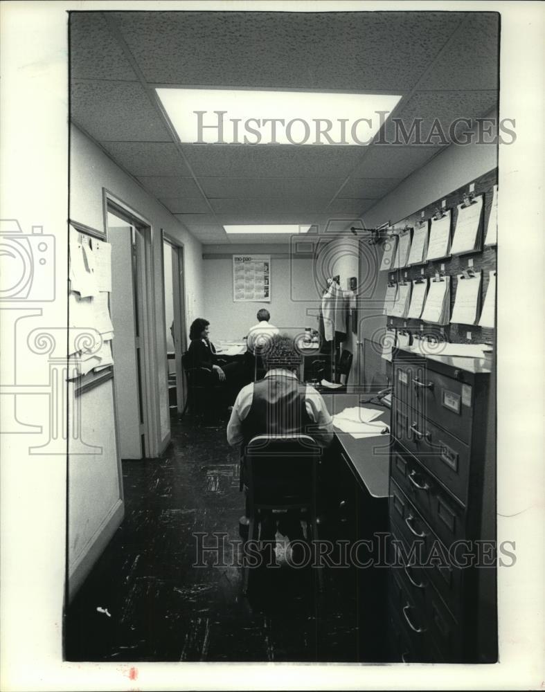 1982 Press Photo People work in office at Houston Police Department - hca32792