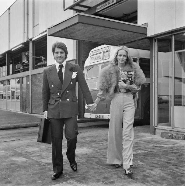 Twiggy at Heathrow Airport in London with her partner 1972 OLD PHOTO