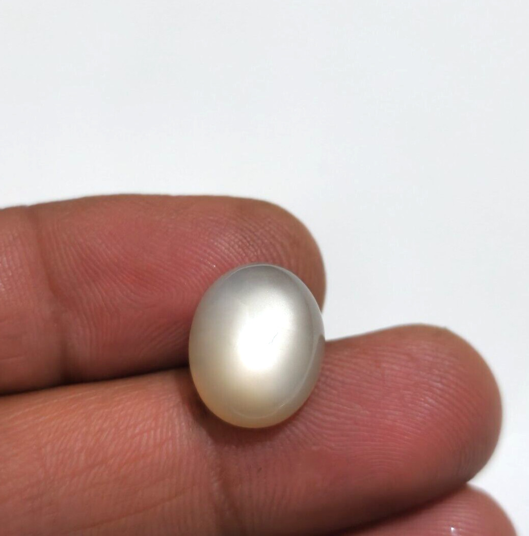 Natural White Moonstone Oval Cabochon 9.65 Crt Loose Gemstone For Jewelry