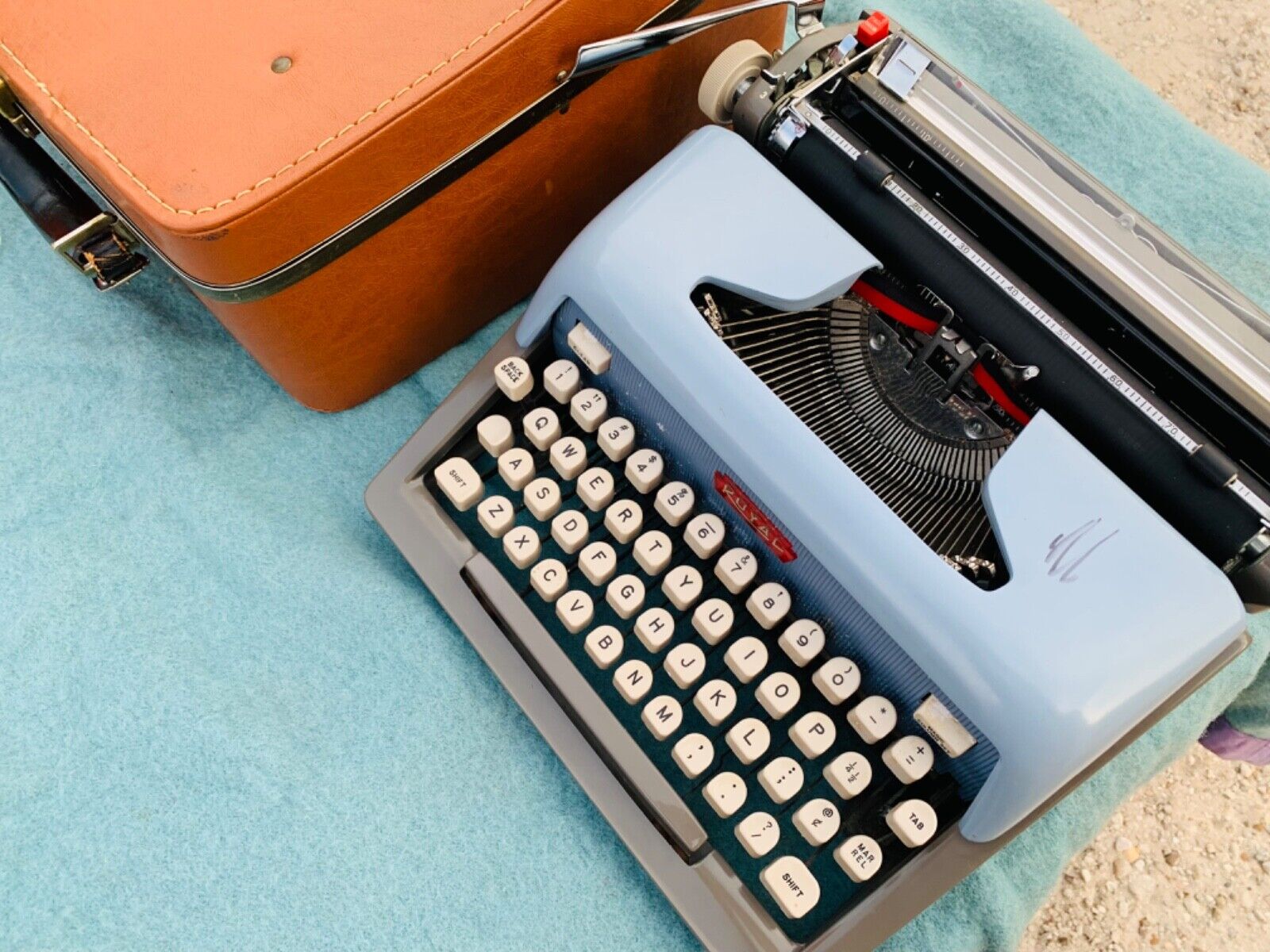 L@@K Vintage Typewriter: Royal Futura 800 in Periwinkle Blue - Working