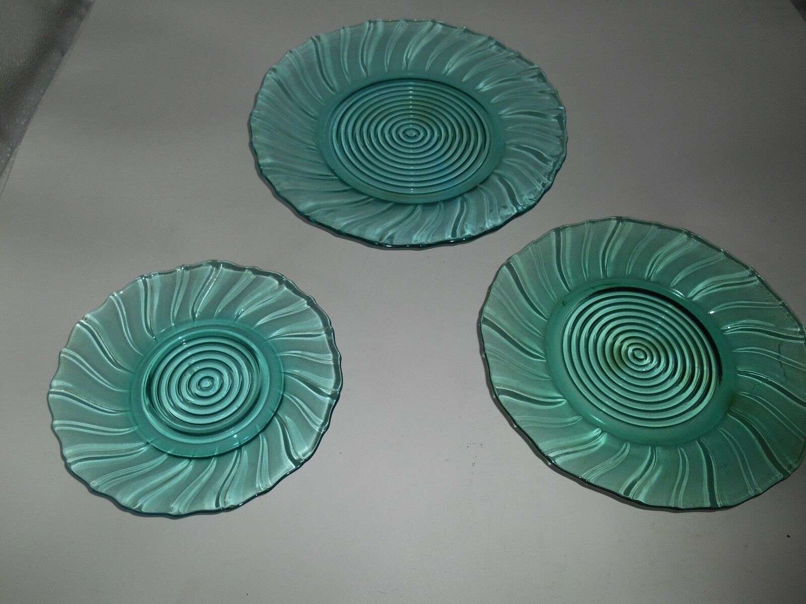 Three pieces Jeanette Ultra Marine Swil Plates (Dinner & Salad Plates, Saucer)