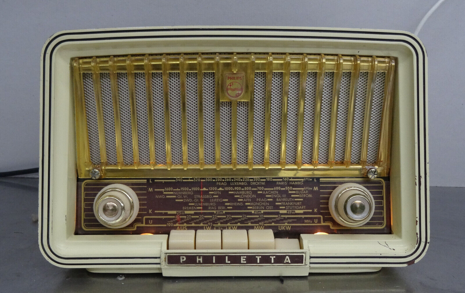 White Philips Philetta BD 273U Tube Radio Bakelite All Current Radio 1957-58