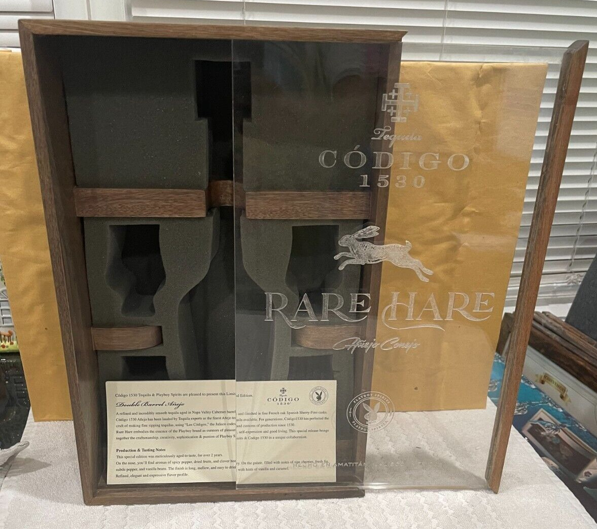 RARE HARE CODIGO 1530 TEQUILA SPECIAL PLAYBOY EDITION EMPTY WOOD & GLASS CASE
