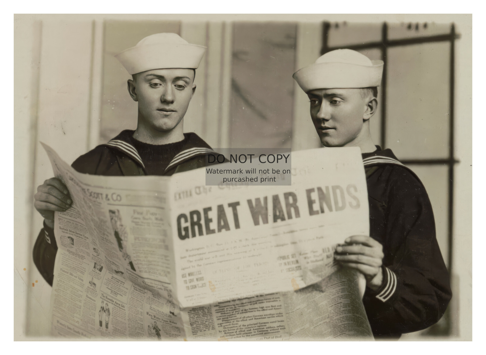 WW1 SOLDIERS READING NEWSPAPER \