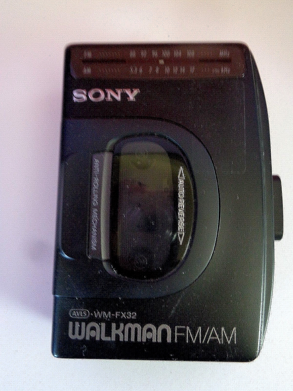 VINTAGE SONY WALKMAN WM-FX32 - CASSETTE PLAYER & AM/FM RADIO COMBO - TESTED