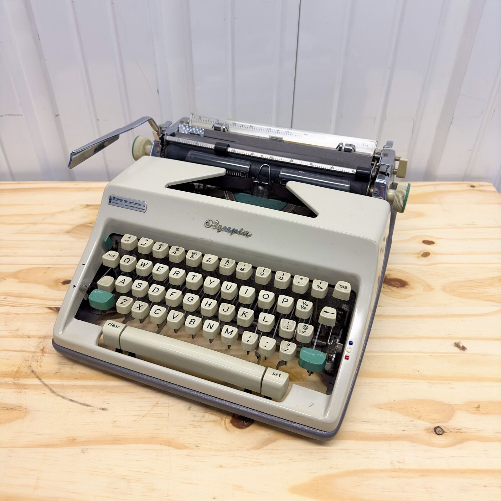 1960s Olympia De Luxe SM9 Portable Typewriter in Working Condition With Case