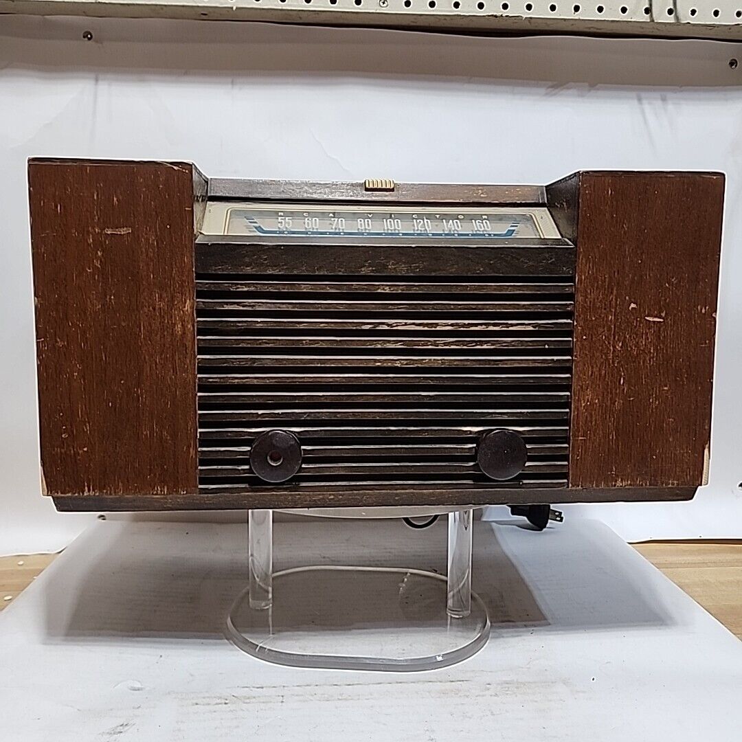 1948 RCA Victor 8F43 Tabletop Wood Cabinet AM Tube Radio Working Condition Nice