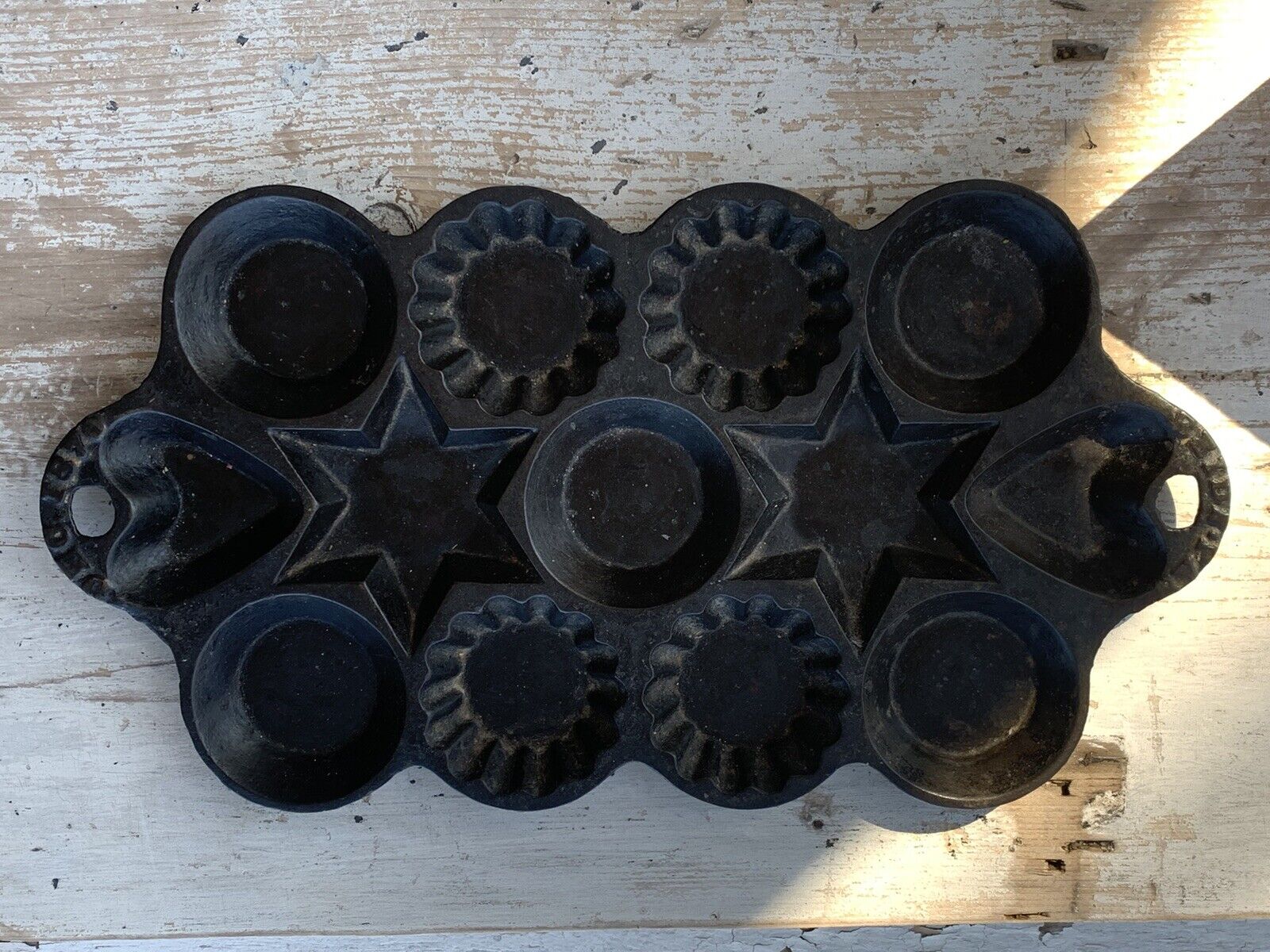 ANTIQUE REID\'S 1870 CAST IRON STARS HEARTS, CIRCLES CRINKLED MUFFIN PAN (16C)