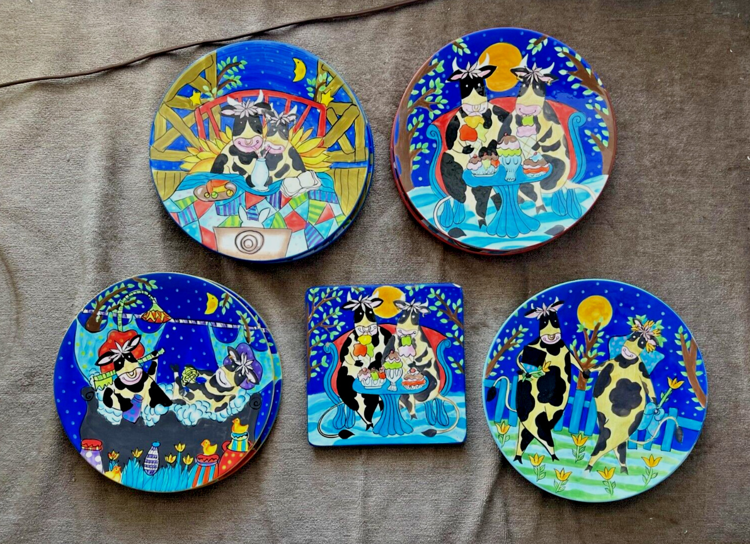 Vintage 8 WOOLY DREAMS DESIGN 2002 LULA CHANG COW PLATES and 2 Trivets - Rare
