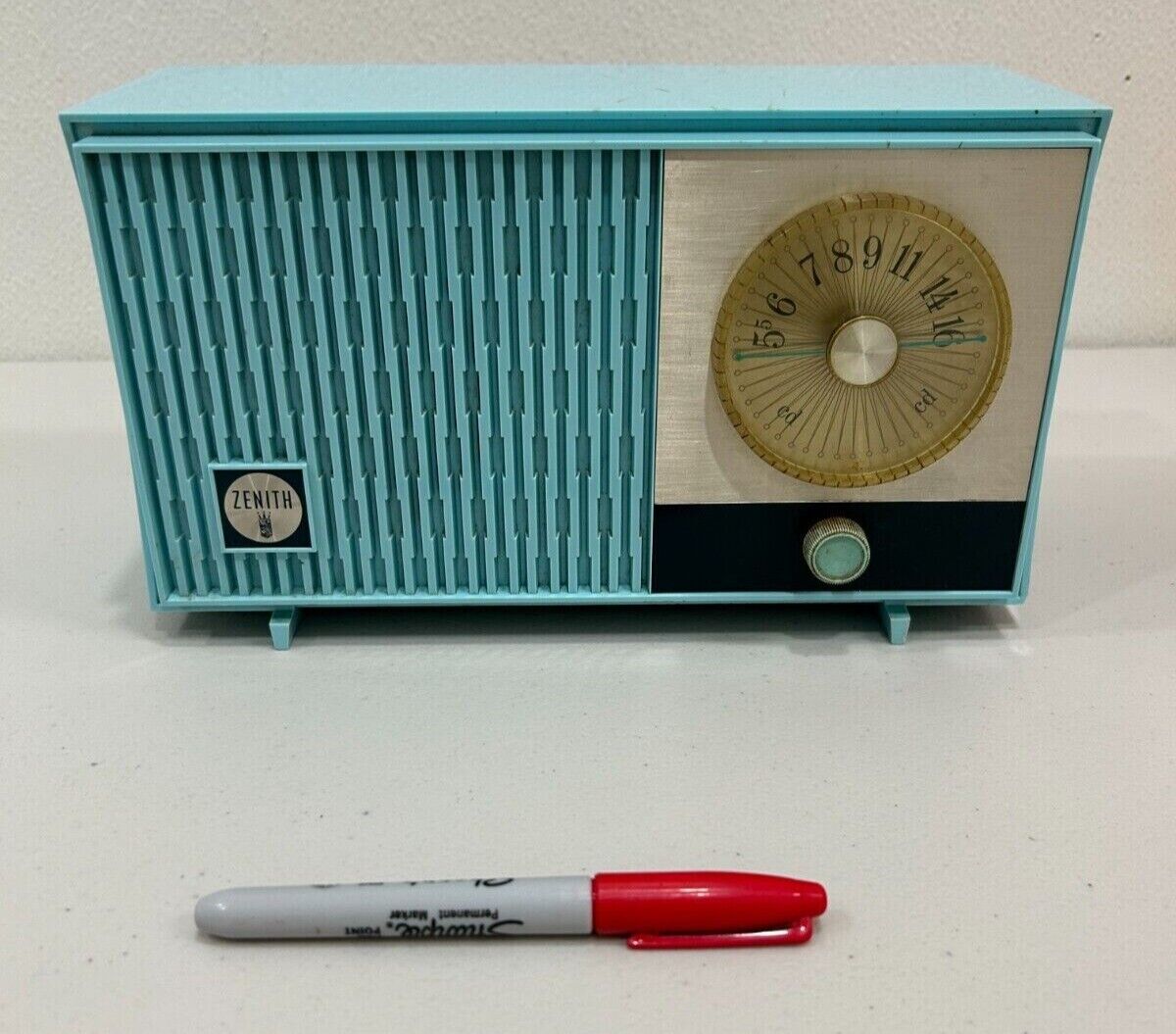 Vintage 950s Turquoise Zenith Dial Radio - Mid Century MCM Atomic Retro Decor