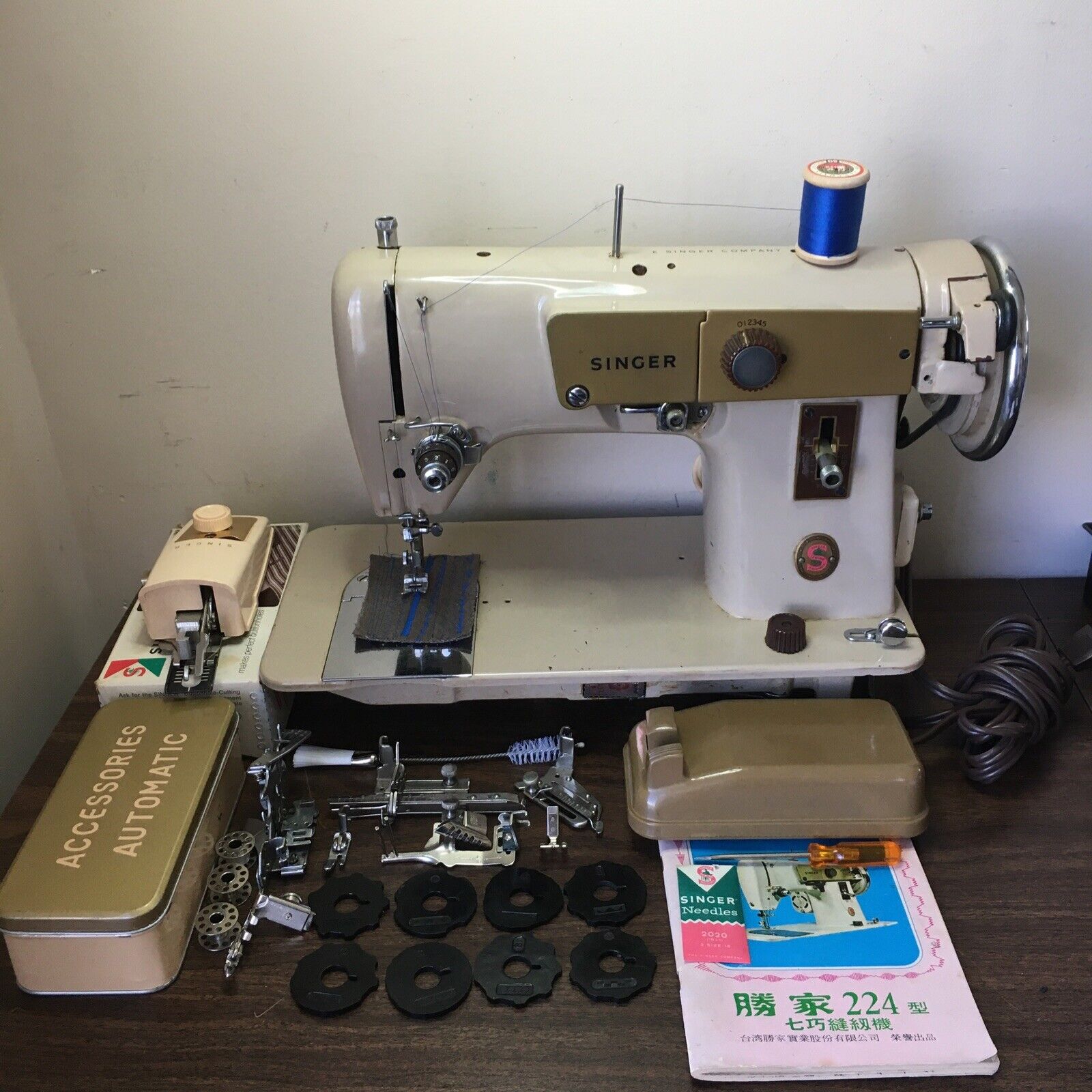 Rare SINGER 224 Sewing Machine With 8 Cams , Attachments, Buttonholer, Japan