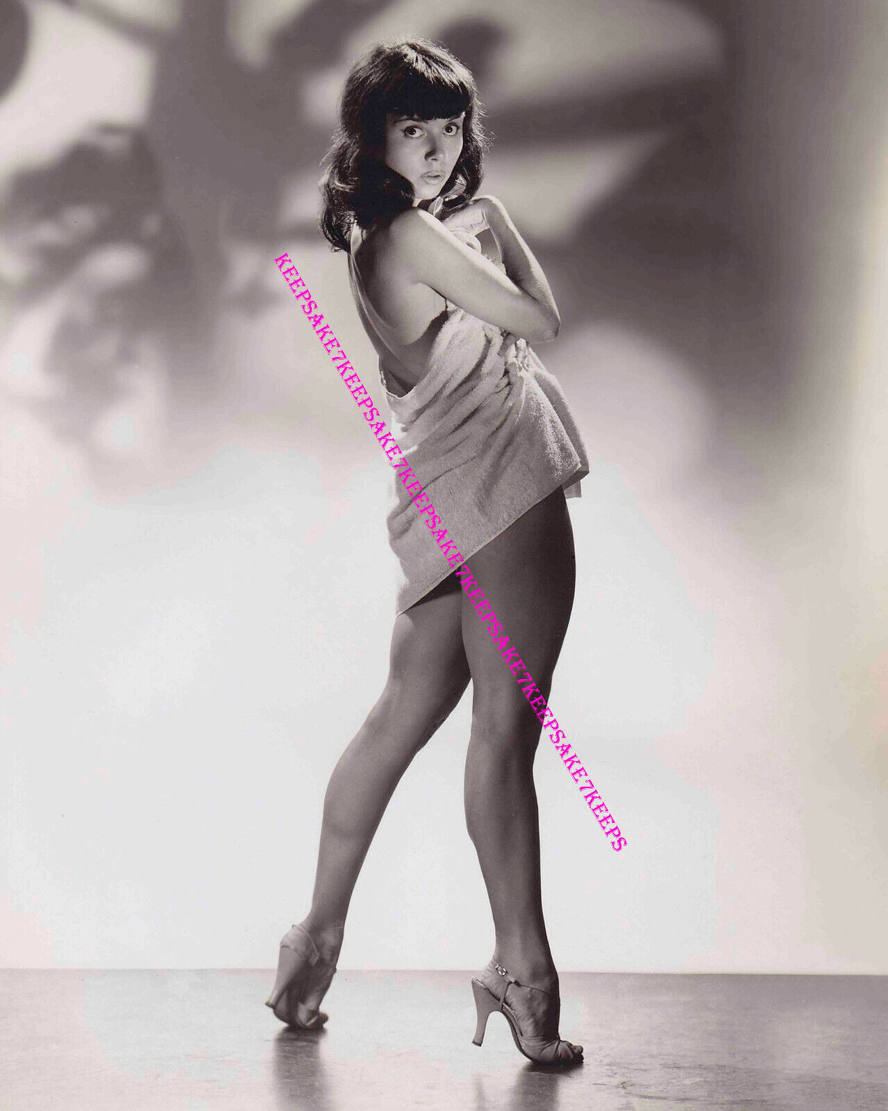 1940's ACTRESS/SINGER JULIE GIBSON IN A TOWEL AND HEELS LEGGY 8x10 PHOTO A-JGIB1