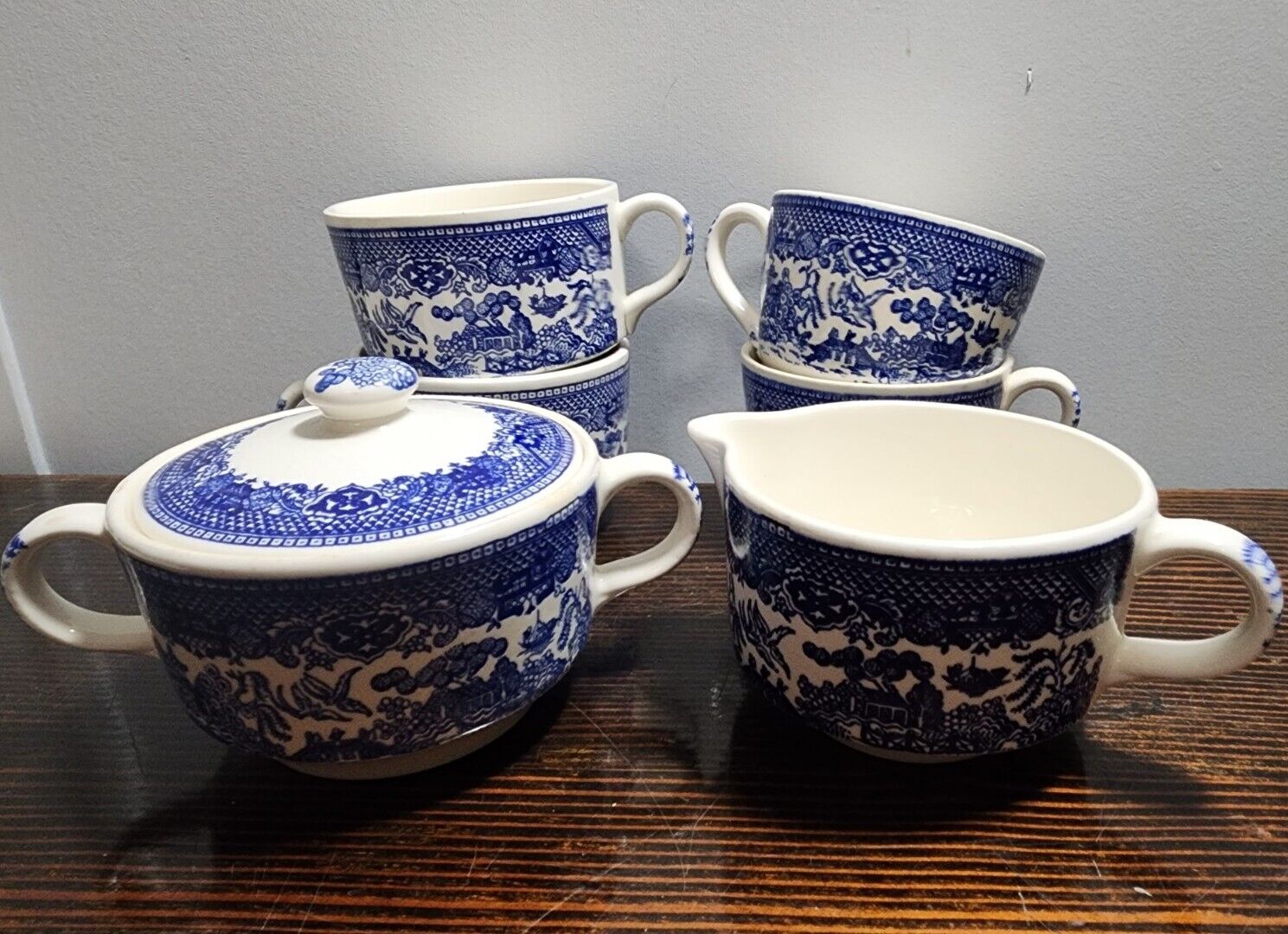 Blue Willow Lot Sugar Bowl W/Lid Creamer & Set Of Cups Unmarked Vintage Read