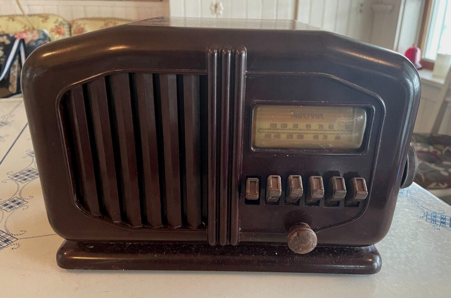 Vintage 1946 Truetone  D2615 Western Auto Radio
