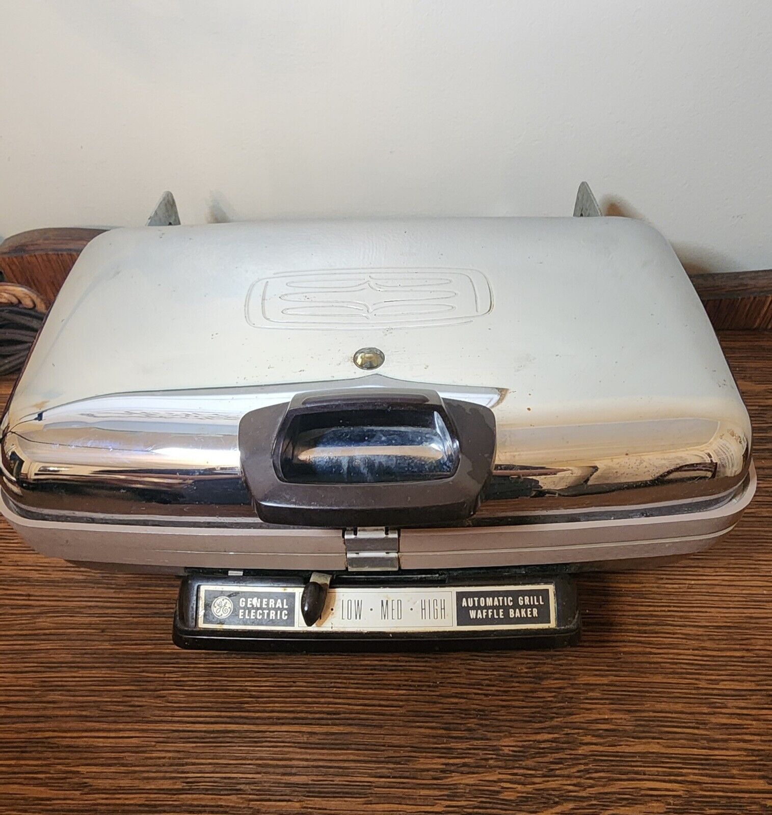 VTG 1960s GE General Electric Automatic Grill Waffle Maker 4G44T Chrome TESTED
