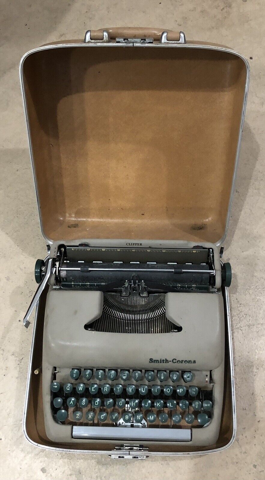 1957 Vintage Smith-Corona Clipper Portable Typewriter Working With Case