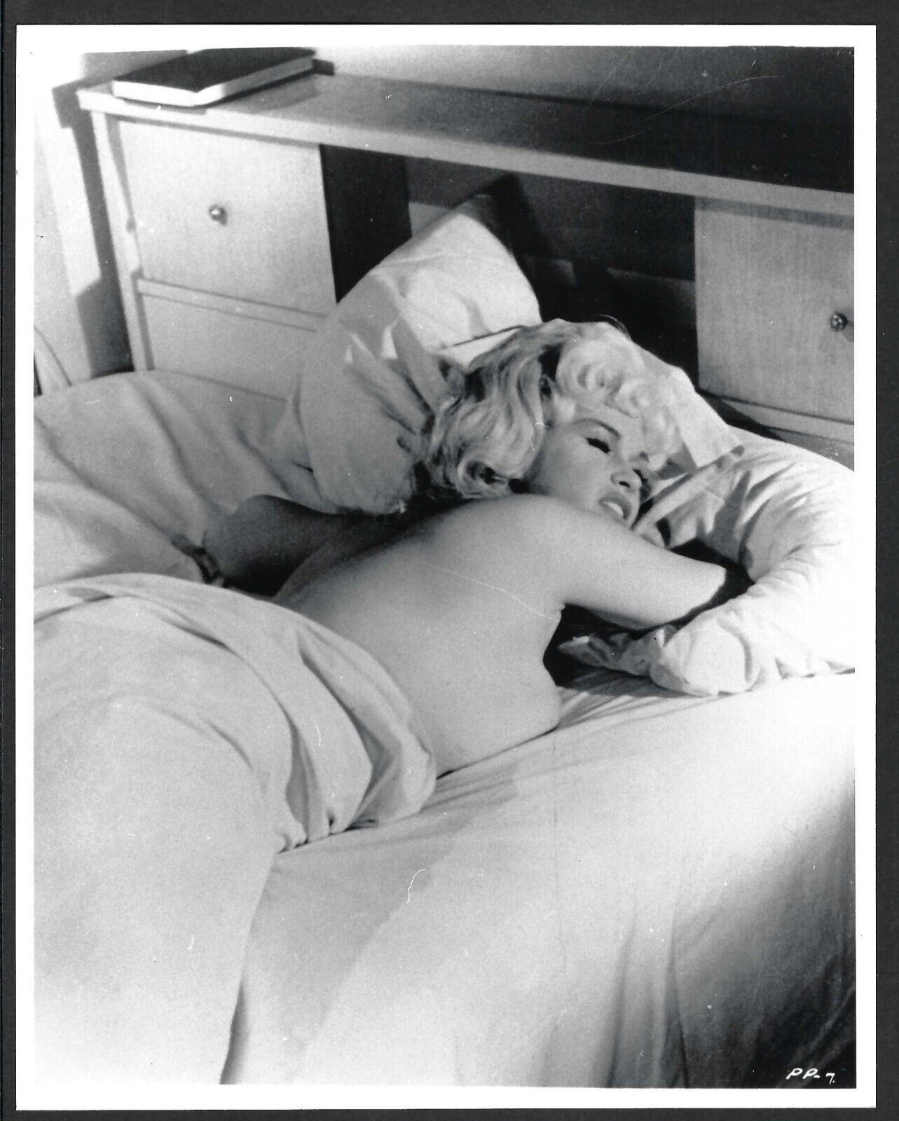 HOLLYWOOD JAYNE MANSFIELD ACTRESS ON BED VINTAGE ORIGINAL PHOTO