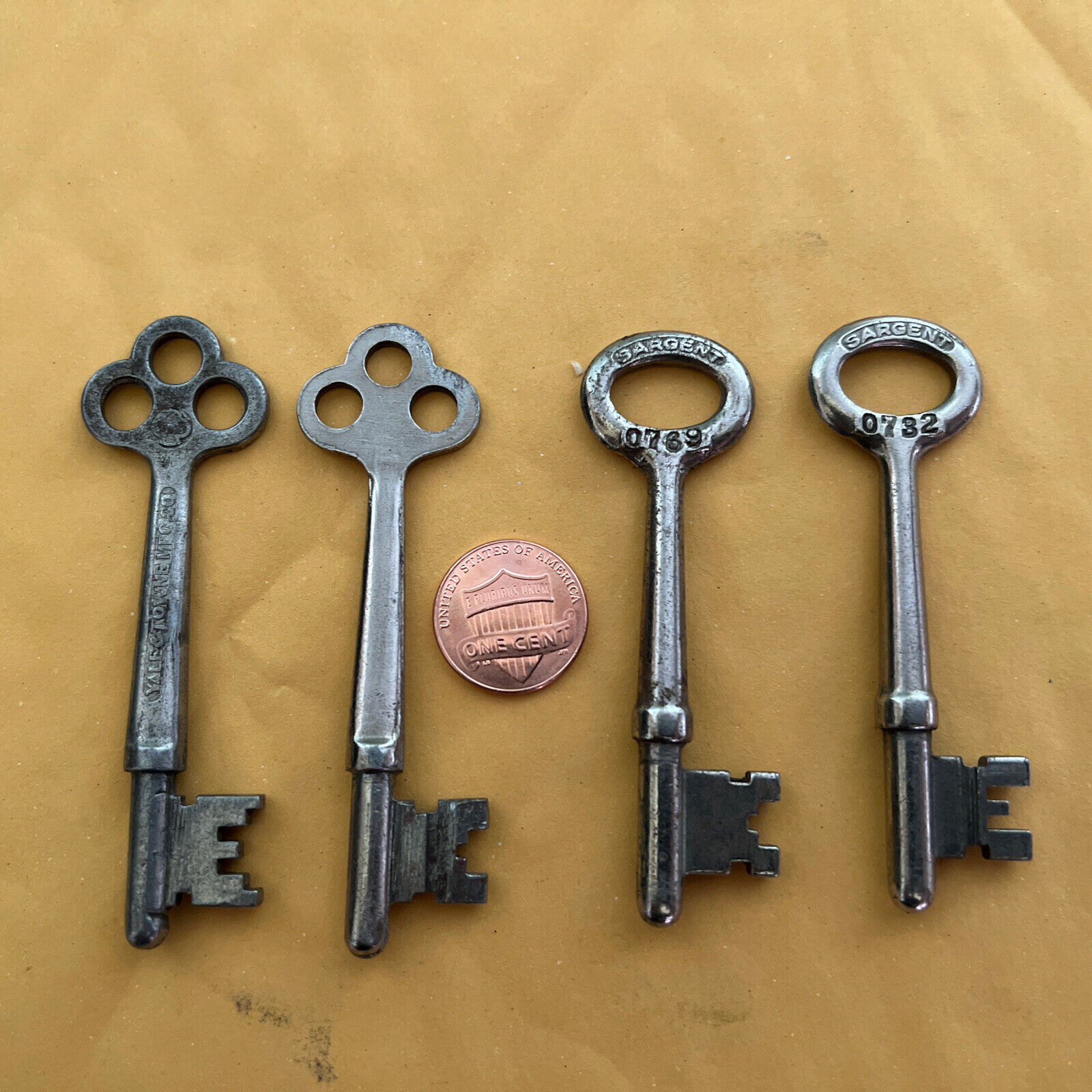 Lot of 4 Metal Vintage Skeleton Keys 
