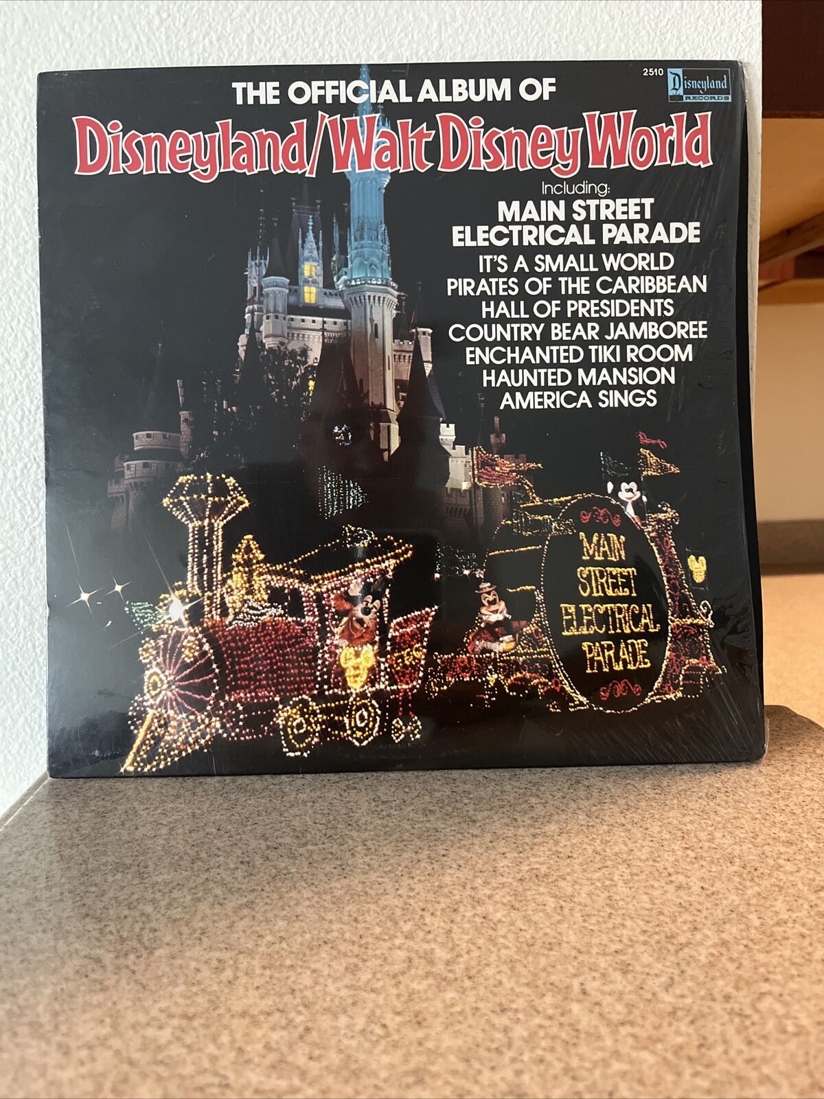 VINTAGE Vinyl - WALT DISNEY'S OFFICIAL ALBUM OF DISNEYLAND/WALT DISNEY WORLD