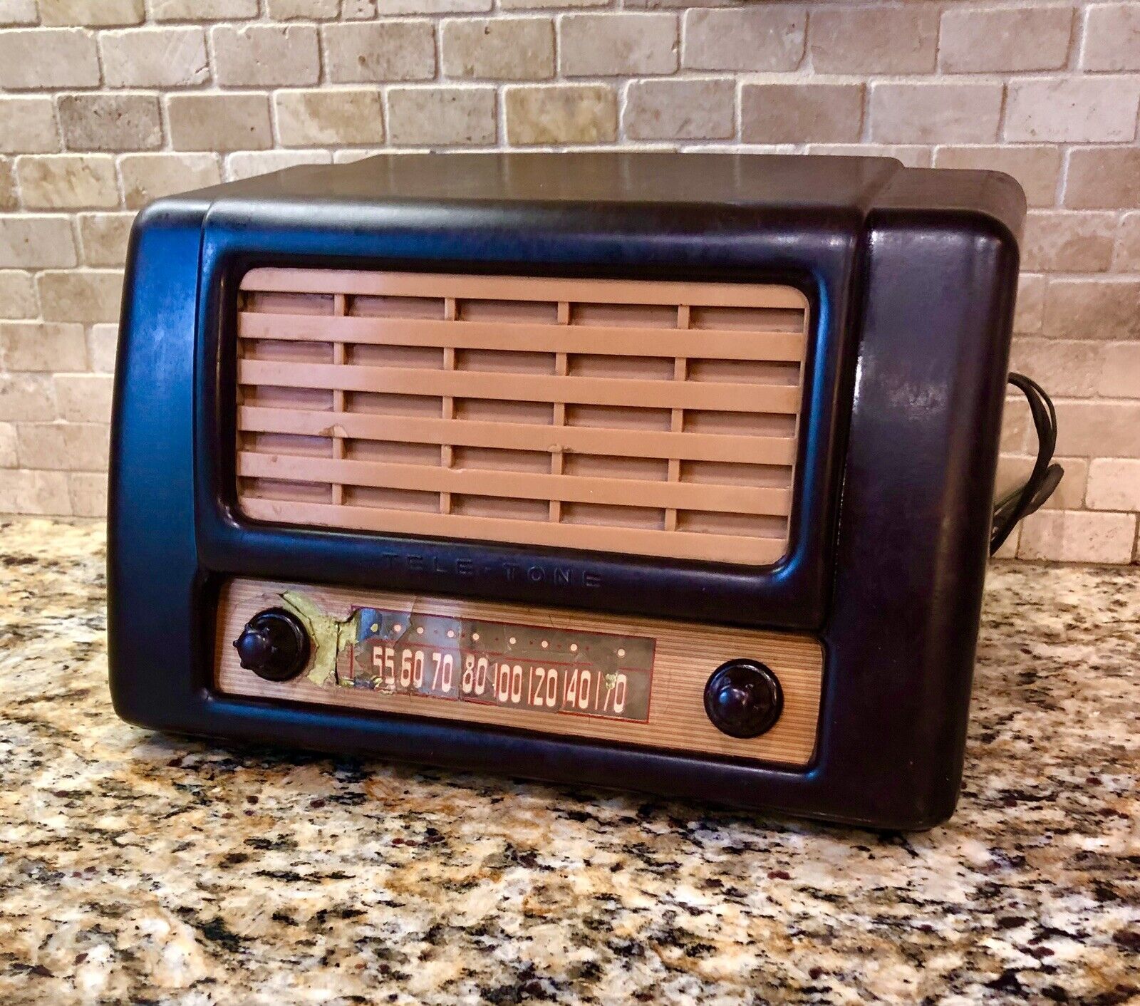 Vintage Tele-Tone AM Radio. WORKS