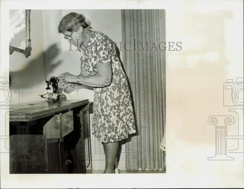 1978 Press Photo Leila Devoy and her grandmother\'s Wilcox & Gibbs Sewing Machine
