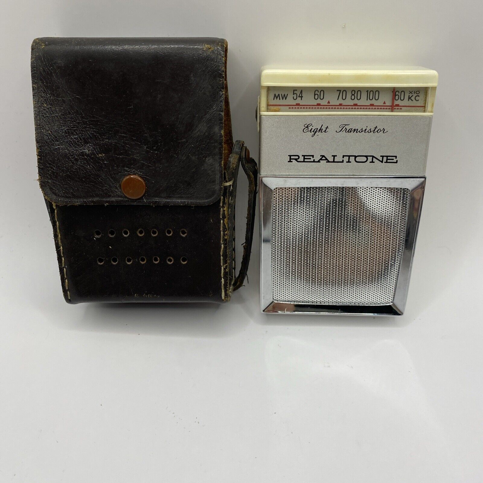 Vintage  Realtone  Transistor Radio W/case WORKS FAST SHIPPING