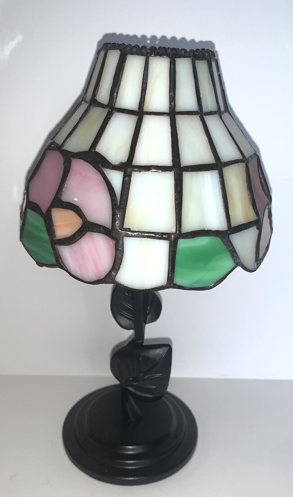 STUNNING TIFFANY STYLE STAINED GLASS & METAL BASE 8 1/2\