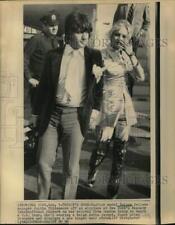 1968 Press Photo Model Twiggy, manager Justin Villeneuve at New York airport picture