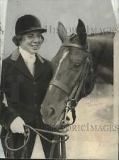 1937 Press Photo Equestrian Ann McIntosh with her horse - mjc38945 picture