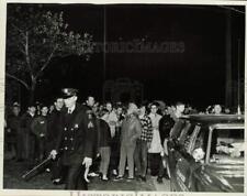 1957 Press Photo Police hold back crowd on Washington Boulevard - nei06146 picture