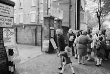 Children and parents outside William Tyndale Junior School 1975 OLD PHOTO picture